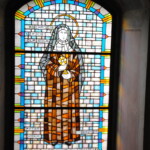 Witraż przedstawiający Matkę Marię od Krzyża w kościele w Cieninie Kościelnym