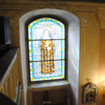 Witraż przedstawiający Matkę Marię od Krzyża w kościele w Cieninie Kościelnym