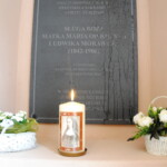 Tablica upamiętniająca chrzest Matki Marii od Krzyża w Cieninie Kościelnym