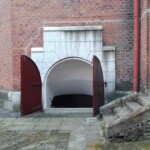 Wejście do krypty, gdzie jest pochowana Matka Maria od Krzyża